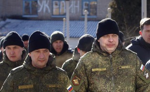 Des soldats russes membres d'un groupe trilatéral d'observateurs, à Soledar, dans la région de Donestk, le 17 février 2015