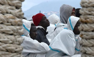 Des migrants secourus en mer, à leur arrivée le 1er février 2016 à Messine en Italie
