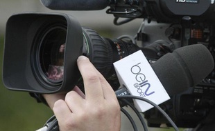Une journaliste de la chaîne BeInSport film le Losc, à Luchin, le 19 juillet 2012.