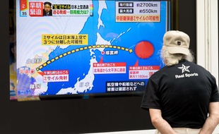 Une télévision japonaise annonce un tir de missile de la Corée du Nord, le 29 août 2017.
