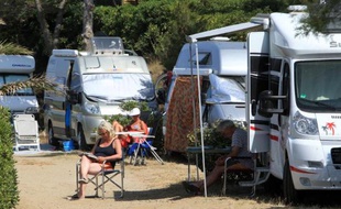 Vacanciers installés devant leur camping-car, le 21 juin 2014 à Argeles-sur-mer dans le sud de la France