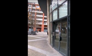 L'un des bâtiments de Toulouse Métropole a été attaqué à coups de marteau vendredi. Un acte revendiqué par des soutiens aux zadistes de NDDL.