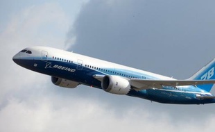 Après trois mois d'interdiction de vol de son nouveau 787, Boeing se bat pour rétablir sa crédibilité et conserver l'avantage sur son rival européen Airbus sur le marché des long-courriers.