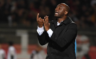 Patrick Vieira, l'entraîneur de l'OGC Nice, lors du match de Ligue 1 à Nîmes, le 10 novembre 2018.