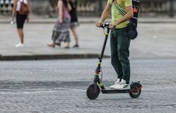 Il roulait à 80 km/h et doublait les voitures… en trottinette électrique