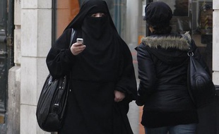 Une femme portant le voile intégral, le niqab, dans la rue à Sain-Denis, le 2 avril 2010.