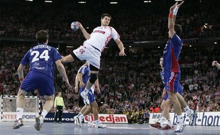 Tonci Valcic s'envole pour tenter de marquer lors du match entre la France et la Croatie pendant les mondiaux de handball de janvier 2009.