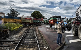 Des agriculteurs bloquaient depuis lundi les accès au port Edouard-Herriot à Lyon. AFP PHOTO / JEAN-PHILIPPE KSIAZEK