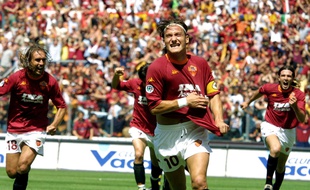 En marquant lors de la dernière journée de Serie A contre Parme, Francesco Totti a remporté l'unique Scudetto de sa carrière en 2001.