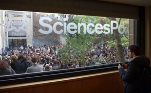 Une assemblée générale de personnels et d'étudiants de Sciences Po a demandé mardi la démission de Jean-Claude Casanova et de Michel Pébereau, qui dirigent les deux instances encadrant l'école, récemment éreintée par un rapport de la Cour des comptes.