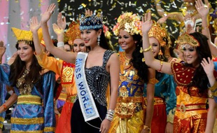 Le 8 septembre 2013, la Miss Monde 2012, Wenxia Yu, a rencontré les candidates au concours de beauté de 2013 à Nusa Dua en Indonésie.