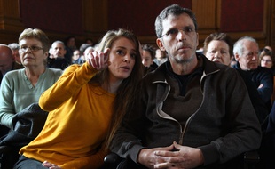 Carlyne Bouchon, la fille de Patricia Bouchon, et Christian, son époux, le 14 mars 2019 à l'ouverture du procès de Laurent Dejean.