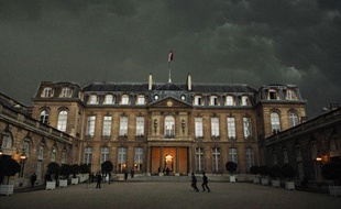 Le palais de l'Elysée un jour d'orage.