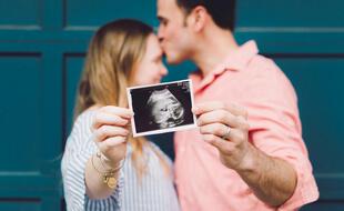Couple présentant un cliché d'échographie