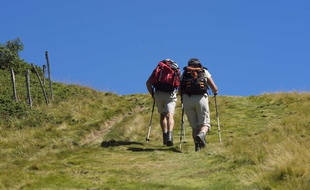 Deux randonneurs en montagne. Illustration.