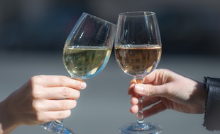 Des verres de vin blanc et de rosé.