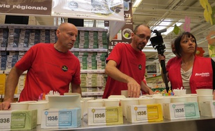 Marseille, le 25 septembre 2015, les Fralib mettent en rayon leur thé 1336 a Auchan Aubagne.