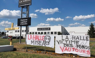 Devant l'entrepôt de La Halle à Issoudun, le 2 juin 2020.
