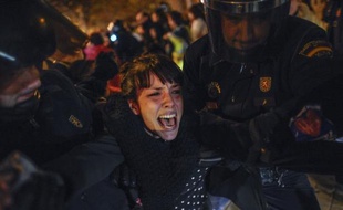 Des milliers de manifestants se sont rassemblés mercredi dans une ambiance tendue devant l'Assemblée régionale de Madrid pour protester contre les coupes dans le budget de la santé publique prévues par le gouvernement régional conservateur.