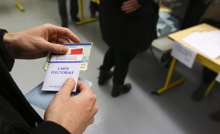 Dans un bureau de vote pour les elections municipales à Toulouse.