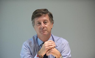 Le nouveau PDG d'Accor, Sébastien Bazin, a annoncé mercredi une réorganisation des activités du groupe hôtelier français autour de deux pôles, l'un chargé de la gestion des hôtels et l'autre de la propriété immobilière, un virage qui n'a pas convaincu les marchés.