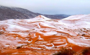 Un faible manteau neigeux a recouvert le 19 décembre 2016 les dunes de la ville d'Aïn Sefra (Algérie), dans le désert du Sahara.