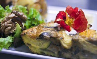 Cuisiner soi-même permet de faire découvrir de nouvelles saveurs aux autres.
