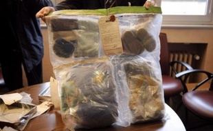 Dans un premier sac plastique, sont soigneusement pliés les vêtements de l'enfant, son bonnet, son anorak et son survêtement. Dans un deuxième, est conservée la cordelette ayant entravé les poignets et les chevilles de l'enfant. Dans un troisième, une seringue et son conditionnement d'insuline, retrouvée sur place. Et dans un quatrième sac, les lettres du "corbeau", envoyées aux parents.