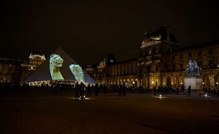 Le Louvre, de nuit, célébrait l'ouverture du Louvre Abu Dhabi le 8 novembre 2017