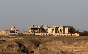 La sépulture de l'ancien dictateur irakien Saddam Hussein, qui reposait dans son village natal de Aouja, a été détruite lors des combats entre forces irakiennes et combattants de Daesh.