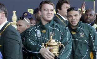 Des milliers de fans des Springboks ont bravé la pluie, battante vendredi sur Pretoria, pour saluer les nouveaux champions du monde de rugby, au début d'une semaine de célébrations à travers le pays qui conduiront également les joueurs dans le township de Soweto.