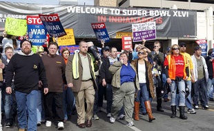 Les syndicats de l'Etat d'Indiana mécontents de la loi «Right-to-work», brandissent des pancartes «Stop the war on workers»