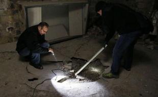 Leur terrain d'investigation: les caves, les cours d'immeubles et les égouts. L'unité de prévention des nuisances animales de la préfecture de police de Paris traque les rats, qui causent des frayeurs aux Parisiens et peuvent poser de véritables problèmes de santé publique.