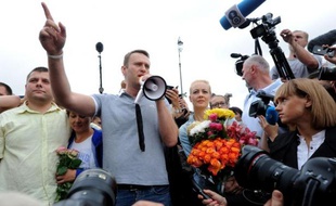 "Bonjour, mon nom est Alexeï Navalny et j'ai 37 ans", lance l'opposant numéro un à Vladimir Poutine devant une foule de Moscovites venus écouter un de ses discours de campagne en vue des élections municipales à Moscou le 8 septembre.