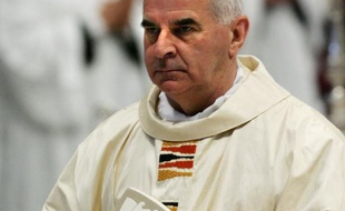 Le cardinal Keith O'Brien, principal ecclésiastique catholique britannique, a démissionné lundi de son poste d'archevêque et décidé de renoncer au conclave, sur fond d'une affaire de moeurs présumée, nouveau scandale dans l'Eglise à trois jours du départ de Benoît XVI.