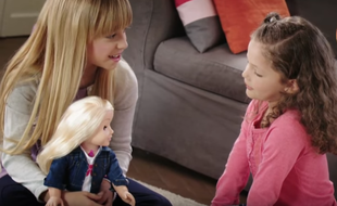 Présentation du jouet connecté "Mon amie Cayla" dans une publicité vidéo le 2 mai 2016 (capture d'écran YouTube).