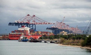 Le port italien de Gioia Tauro a été choisi pour le transfert prévu de l'arsenal chimique syrien depuis un cargo danois vers un navire américain en vue de sa destruction, a annoncé jeudi le ministre italien des Infrastructures.