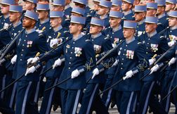 Le militaire qui s’est blessé à l’oreille avec son sabre au défilé « va bie…