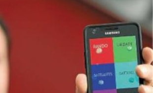 L'écran dispose de repères tactiles pour naviguer dans le menu.
