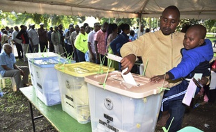 Les Kényans aux urnes pour des élections très serrées.