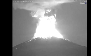 Capture d'écran d'une vidéo de l'éruption du volcan Popocatepetl, le 18 avril 2016.