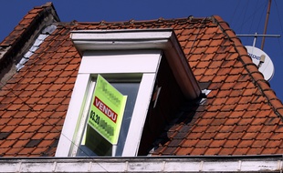 Lille, le 8 avril 2011. Illustration. Panneaux d'agences immobilires plac?s sur des de biens vendus dans le quartier du Vieux-Lille.