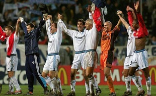 Les joueurs marseillais saluent la foule après leur victoire, le 19 octobre 1999 à Marseille face àManchester United comptant pour la 4e journée de la Ligue des champions.