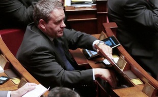 L'ex-ministre UMP du Travail, Xavier Bertrand, à l'origine de la loi sur le service minimum dans les transports, a annoncé jeudi sur France 2 qu'il allait déposer à l'Assemblée nationale un texte visant à inscrire ce service minimum dans la Constitution.