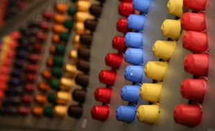 Pépite de Nestlé, Nespresso frappe fort en ouvrant à Paris, au coeur des Champs-Elysées, une vaste boutique vouée à l'univers du café en capsules, un marché en plein essor sur lequel surfent avec succès deux autres multinationales, les américaines Kraft Foods et Sara Lee.