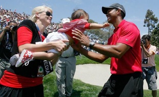 Tiger Woods, comme d'autres sportifs célèbres, fait partie de ceux qui ont été contraints à des aveux publics alors que Lance Armstrong devrait avouer s'être dopé