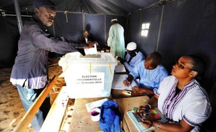 Les bureaux de vote viennent d'ouvrir, mais plus d'une centaine de personnes attendent déjà dans le calme dans la cour d'une école du centre de Dakar: partisans de l'opposition ou du président sortant Aboulaye Wade, tous espèrent que la journée sera sans violences.