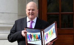 Le ministre irlandais des Finances Michael Noonan présente le budget irlandais 2015 devant le siège du gouvernement, le 14 octobre 2014 à Dublin