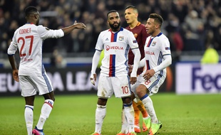 La joie "cantonesque" de 'Alexandre Lacazette après avoir marqué le dernier but lors de Lyon-AS Rome (4-2), en 8e de finale aller de Ligue Europa, le 9 mars 2017.