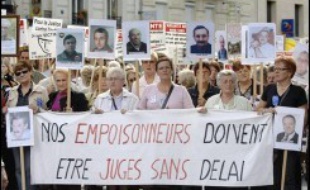 Plusieurs milliers de personnes (3.100 selon la police, 6 à 7.000 selon les organisateurs) ont manifesté samedi à Paris pour réclamer un grand "procès pénal de l'amiante" et une meilleure indemnisation des victimes.